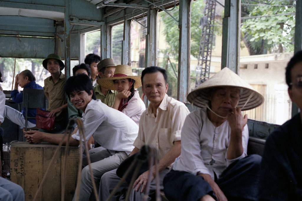 Hành khách trong một toa tàu điện.