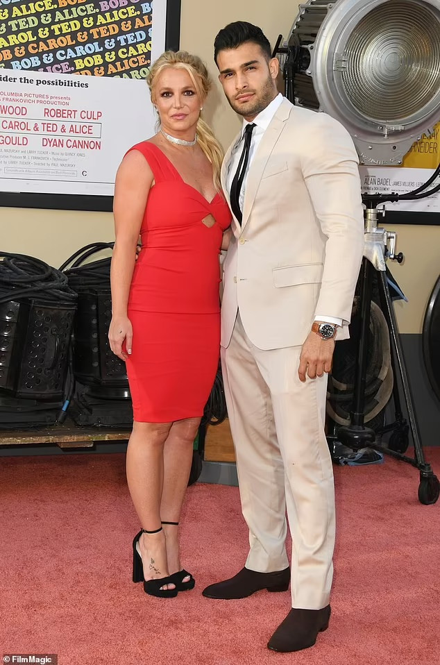 Britney Spears sảy thai sau một tháng chia sẻ tin vui.