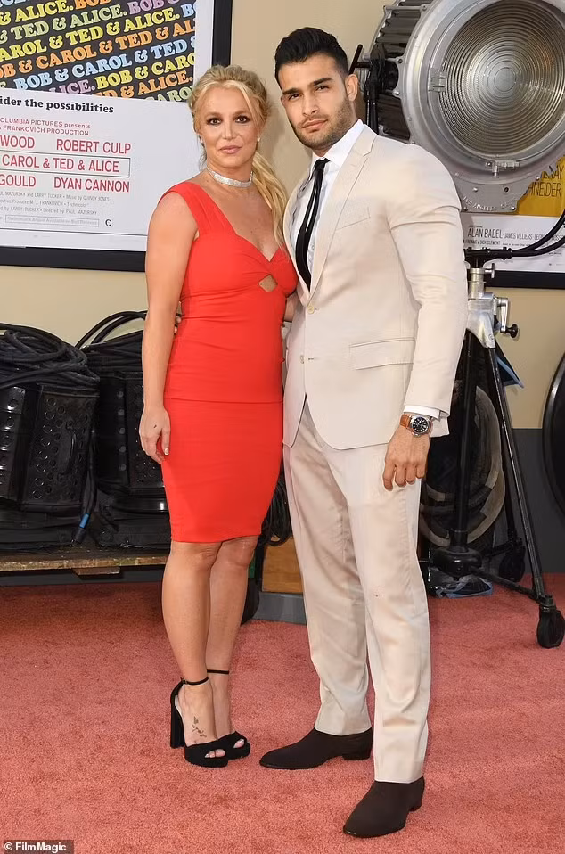 Britney Spears sảy thai sau một tháng chia sẻ tin vui.