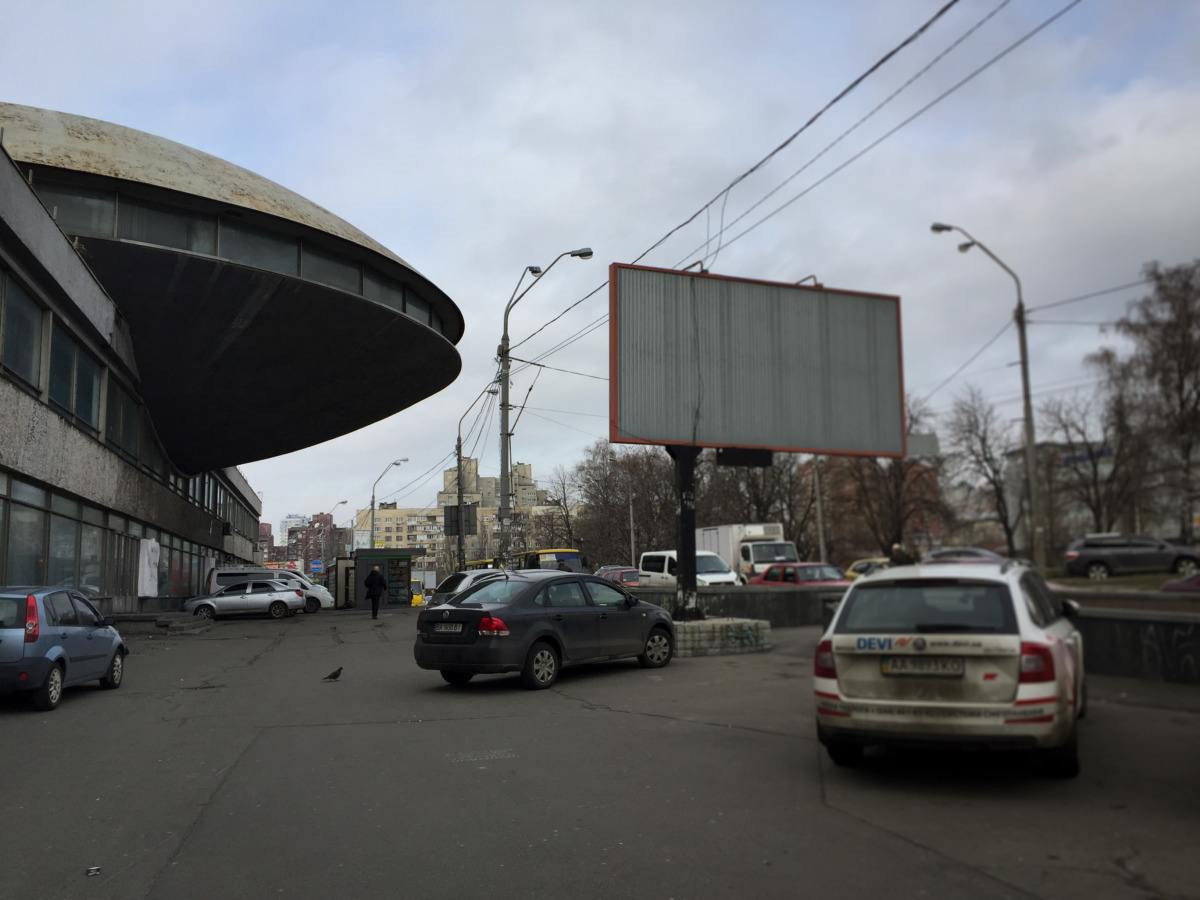 Tòa nhà Viện Thông tin được xây năm 1971, có hình dạng gợi liên tưởng đến một chiếc đĩa bay của người ngoài hành tinh.