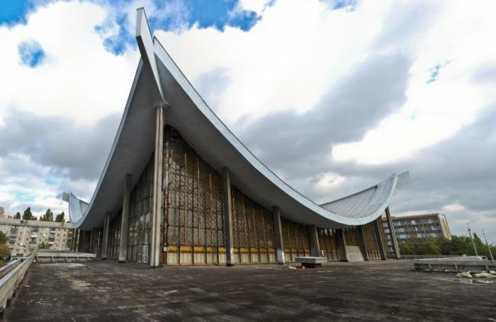 Tòa nhà Nội thất, được xây năm 1984 để làm trung tâm buôn bán đồ nội thất.