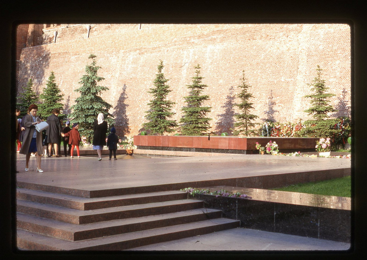 Người dân thăm ngọn lửa Vĩnh cửu và Mộ của những Chiến sĩ vô danh trong vườn Alexander.