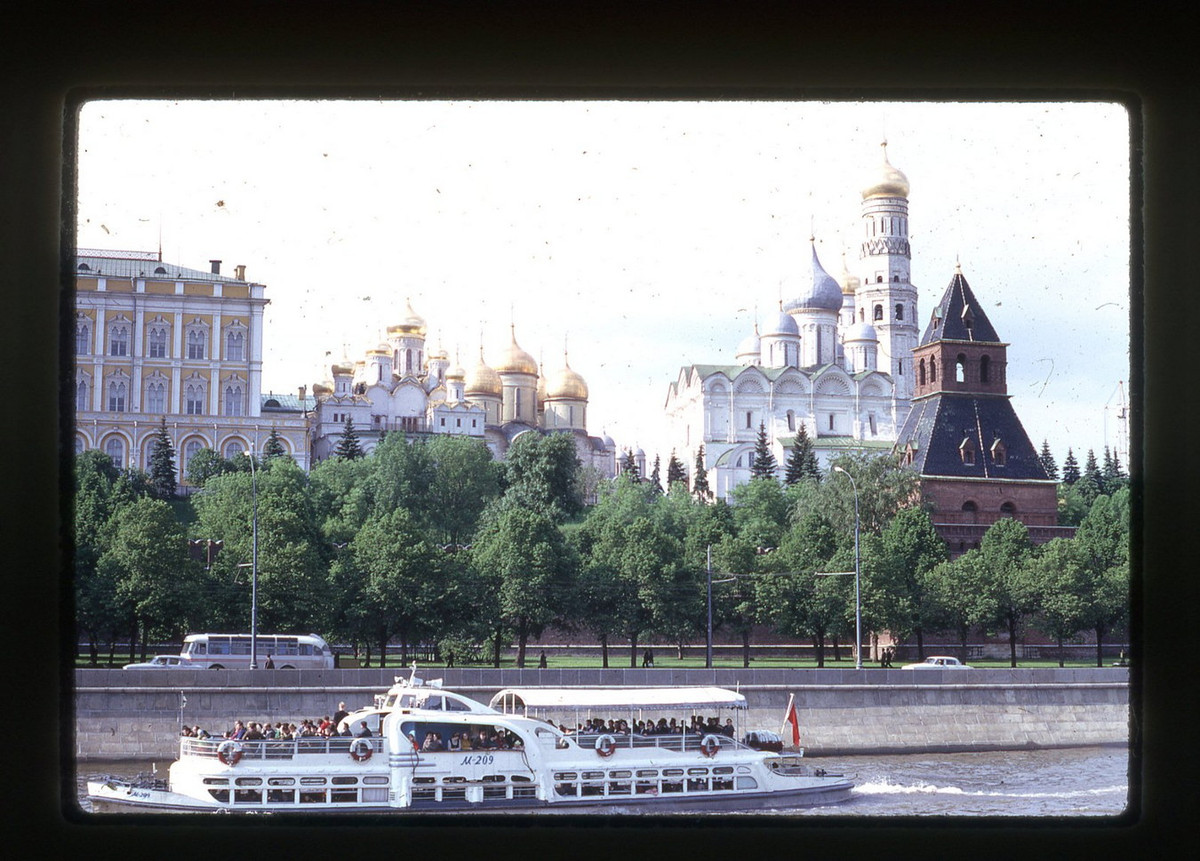 Điện Kremlin nhìn từ sông Moscow. Từ trái qua: Cung điện Lớn Kremly, nhà thờ Đức Mẹ về trời, nhà thờ Tổng lãnh thiên thần, tháp Tainitskaya.