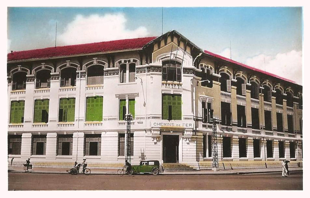 Trụ sở Công ty Hỏa xa Đông Dương, ngày nay thuộc về Tổng công ty Đường sắt Việt Nam, nằm cạnh Bệnh viện Đa khoa Sài Gòn, đối diện ga metro Bến Thành.