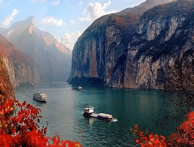 Dương Tử không chỉ nổi tiếng với phong cảnh tuyệt đẹp hai bên bờ mà còn nhờ đập thủy điện khổng lồ, nguồn cung cấp một lượng điện đáng kinh ngạc hàng năm (Nguồn VOV)