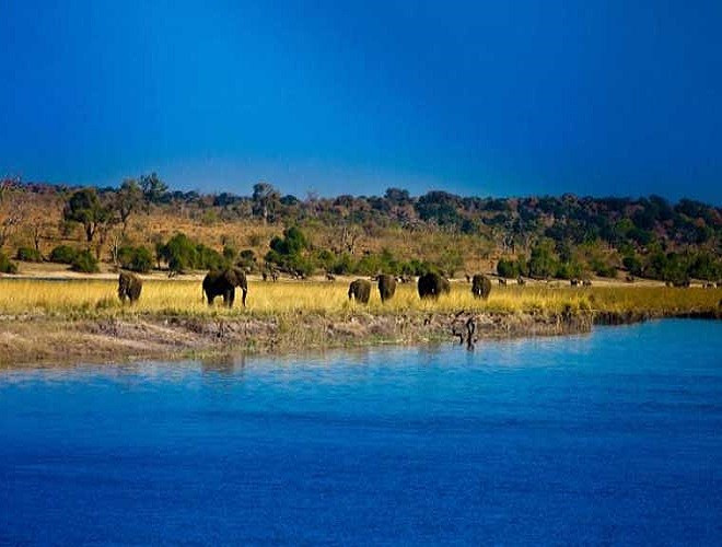 Sông Chobe, châu Phi chảy qua nhiều nước, mỗi nơi mang tên khác nhau như Kwando (ở Angola), Linyanti (ở Botswana)
