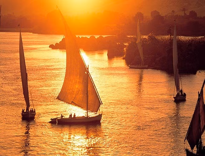 Sông Nile, Ai Cập: Sông Nile dài 6.695 km chảy qua hơn 10 quốc gia, là nơi ghi dấu nền văn minh lâu đời ở Ai Cập. Mang vẻ đẹp hoang dại nhưng cũng cực kì nên thơ, sông Nile thực sự là một điểm đến lý tưởng (Nguồn: Zing)