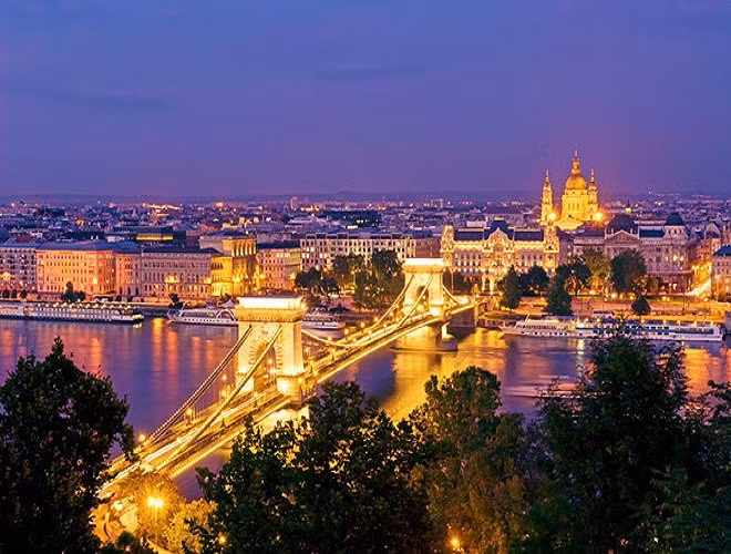 Sông Danube, Châu Âu nổi tiếng với điệu van-xơ có tên “Danube xanh”, sông Danube từ lâu đã là đường thủy chính của châu Âu, nối từ tây sang đông, từ Đức qua Áo, Hungary đến Romani và Ukraina (Nguồn: VOV)