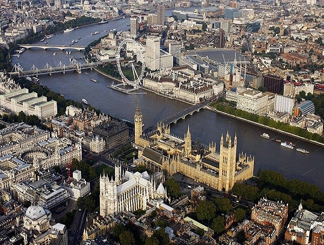 Sông Thames, dòng sông dài thứ hai của nước Anh, chảy qua thủ đô London và các thị trấn nhỏ hơn như Oxford, Henley và Windsor