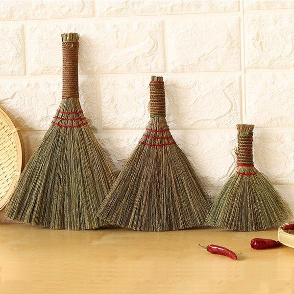 Chổi cùn, chổi hỏng tượng trưng cho sự nghèo nàn, thiếu sức sống. Vì vậy, gia chủ khi thấy chổi không còn tốt thì nên thay mới ngay để loại bỏ những điềm xấu ra khỏi nhà. 