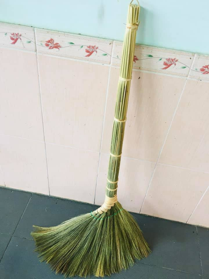  Vị trí nên đặt chổi. Chổi có thể đặt ở phía sau nhà hoặc ban công. Như vậy sẽ không ảnh hưởng đến phong thủy nhà ở. Chổi mang khí xấu nên đặt ở một trong hai vị trí trên sẽ giảm bớt được ảnh hưởng của nó tới vận khí của gia đình.