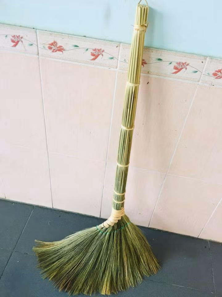  Vị trí nên đặt chổi. Chổi có thể đặt ở phía sau nhà hoặc ban công. Như vậy sẽ không ảnh hưởng đến phong thủy nhà ở. Chổi mang khí xấu nên đặt ở một trong hai vị trí trên sẽ giảm bớt được ảnh hưởng của nó tới vận khí của gia đình.