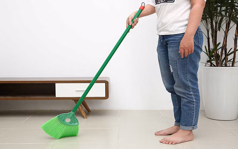 3 ngày đầu năm mới. Tục lệ không quét nhà trong 3 ngày đâu tiên của năm mới âm lịch xuất phát từ câu chuyện của một người lái buôn đi qua hồ Thanh Thảo được Thủy thần tặng cho một nàng hầu tên là Như Nguyệt. Kể từ đó, người này trở nên giàu có.