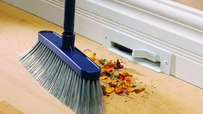 Quét nhà, đổ rác ngày đầu năm mới được cho là hành động quét tài lộc, vận đỏ ra khỏi nhà, khiến gia chủ nghèo khó, Thần Tài không đến nhà. * Thông tin mang tính chất tham khảo, chiêm nghiệm