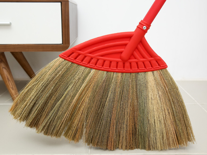 Trong khi đó, chổi quét nhà lại là vật tập trung nhiều khí xấu. Khí xấu chặn ngay trước cửa sẽ làm tiêu tan tài khí, không tốt cho sức khỏe, tài lộc khó tụ.