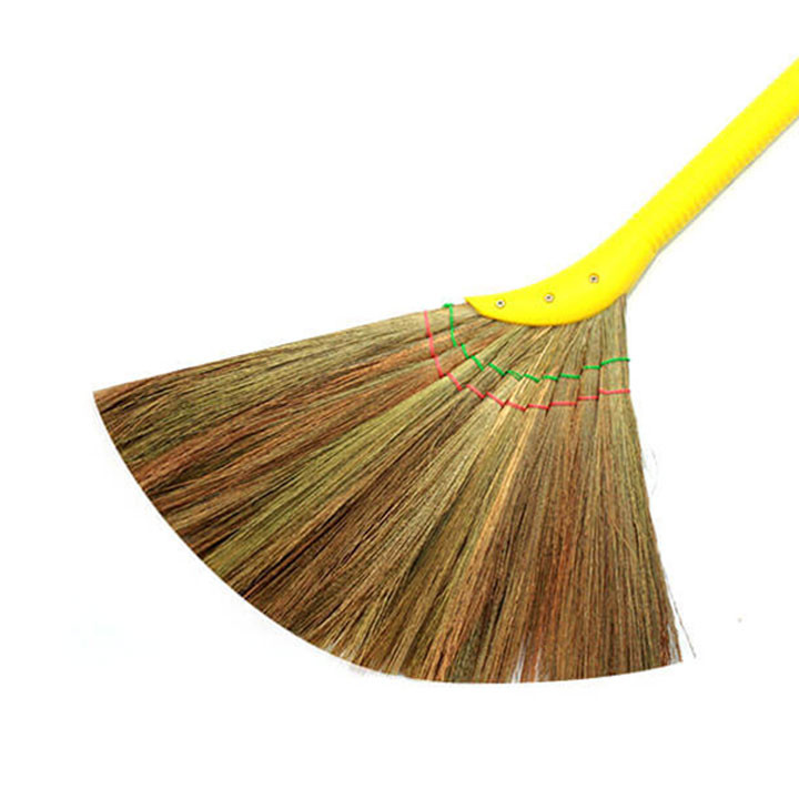 Thời điểm không nên quét nhà, hót rác kẻo mất tài lộc. Đêm khuya. Đêm khuya là thời điểm nghỉ ngơi. Quét dọn vào lúc này sẽ khiến bụi bẩn bay khắp nơi làm ảnh hưởng đến những người xung quanh, gây mất ngủ. Ngoài ra, quét nhà ban đêm được cho là đánh thức các vị khách không mời, khiến gia đạo bất ổn, tai họa dễ đến. 