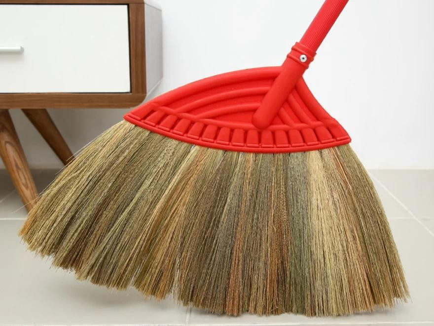 Không đặt chổi ở hai bên cửa ra vào. Nhiều nhà có thói quen quét nhà xong sẽ để chổi ngay ở hai bên cửa ra vào để tiện cho lần sử dụng sau. Tuy nhiên, đây là một đại kỵ phong thủy. Cửa ra vào là nơi cực kỳ quan trọng đối với phong thủy của một ngôi nhà, là nơi đón tài khí, giúp gia chủ vượng phát.