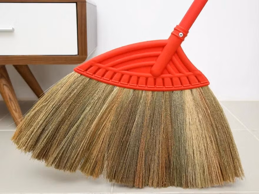 Không đặt chổi ở hai bên cửa ra vào. Nhiều nhà có thói quen quét nhà xong sẽ để chổi ngay ở hai bên cửa ra vào để tiện cho lần sử dụng sau. Tuy nhiên, đây là một đại kỵ phong thủy. Cửa ra vào là nơi cực kỳ quan trọng đối với phong thủy của một ngôi nhà, là nơi đón tài khí, giúp gia chủ vượng phát.