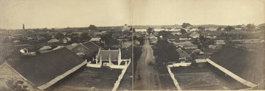 Năm 1873, Émile Gsell ra Bắc Kỳ. Bức ảnh toàn cảnh này được tạo thành từ hai bức ảnh được dán lại với nhau của Gsell. Bức ảnh này cho thấy thành Hà Nội, được xây dựng vào năm 1805. Nó chiếm một khu vực rộng lớn và bao gồm vườn, ao, ruộng lúa. Ở phía trước, bên phải và bên trái, người ta có thể nhìn thấy doanh trại. Ở phía xa, cuối con đường, là cổng phía Tây của tòa thành. Trước đó, một bức tường trắng lớn đánh dấu khu vực bao quanh bên trong của chùa hoàng gia, được bao bọc bởi một tháp canh.