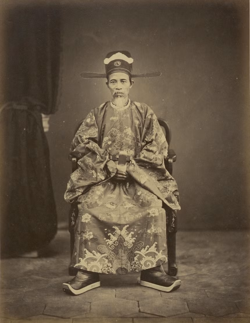 Ảnh chân dung một vị quan ở tỉnh Hải Dương, trong trang phục đại yết kiến.