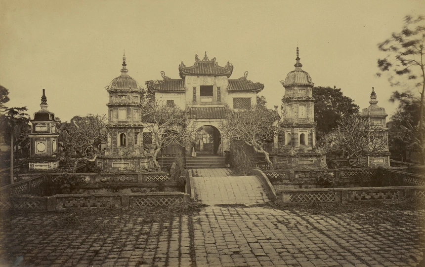 Chùa Báo Ân (người Pháp gọi là chùa Nghiệt vì có các bức phù điêu trang trí âm phủ) còn được gọi là chùa Nguyễn Đăng Giai. Đây là một trong những ngôi chùa quan trọng nhất ở Hà Nội. Khu bảo tồn Phật giáo này đã được xây dựng vào năm 1842 hoặc 1846 bởi thống đốc thành phố. Tên cổ điển của nó là Liên Trì tự (Lotus Pond Temple). Khu bảo tồn bao gồm một số lượng lớn tòa nhà (bằng gạch và gỗ) đã bị phá bỏ vào năm 1889, trong các công trình quy hoạch đô thị đầu tiên nhằm biến Hà Nội trở thành thủ phủ của Đông Dương thuộc Pháp.