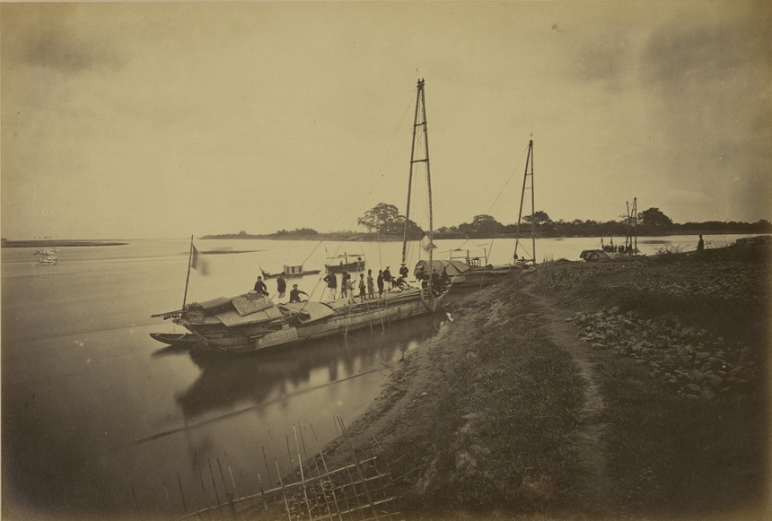 Từ tháng 11/1876 đến tháng 1/1877, Émile Gsell theo chân trung úy hải quân Kergadarec trở lại thám hiểm sông Hồng. Cùng đi với ông trong dịp này là nhà nhiếp ảnh chuyên nghiệp Jean Baptiste Pellissier. Bức ảnh này cho thấy những chiếc thuyền được đoàn thám hiểm sử dụng tại ngã ba sông Hồng và sông Lô cách Việt Trì một chút về phía Nam.