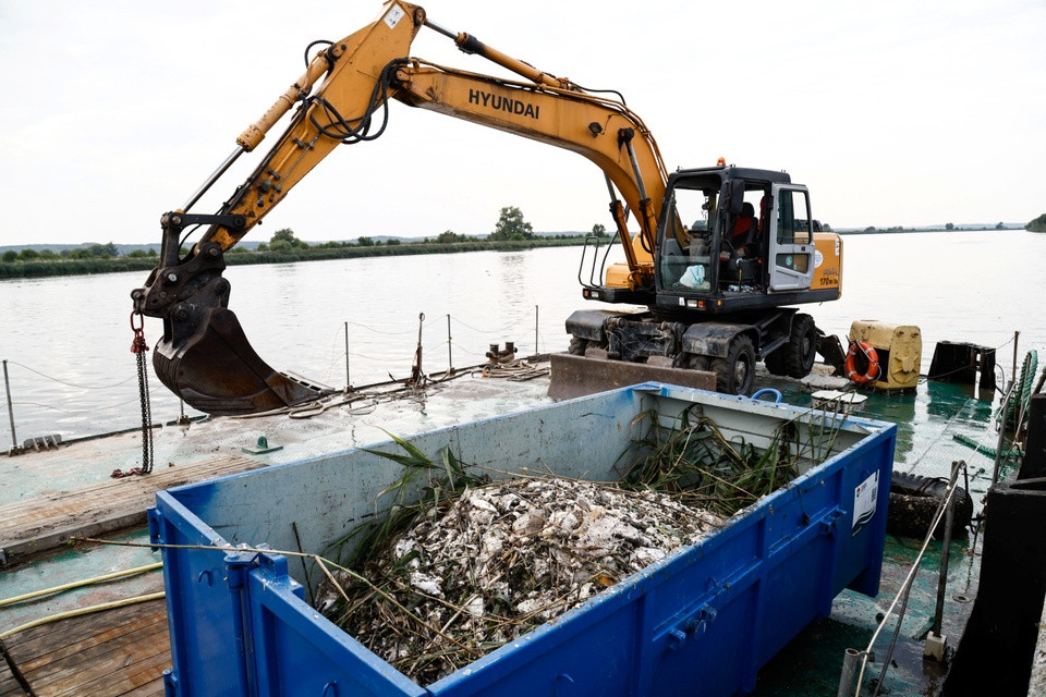 br/> Máy xúc được huy động để vớt xác cá chết. Theo giới khoa học, chính phủ Ba Lan đã phản ứng có phần chậm trễ trước thảm họa môi trường này.