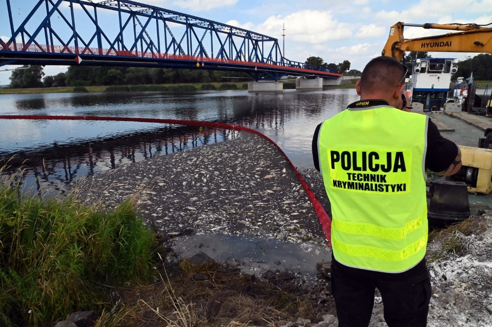 br/> Dù vậy, người dân địa phương cho biết các nhân viên cứu hộ và dân quân được điều đến hiện trường không được chuẩn bị tốt cho công việc. Mùi hôi bốc lên khiến hầu hết bị nôn mửa.