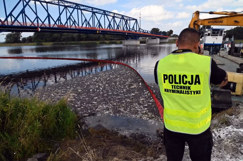 br/> Dù vậy, người dân địa phương cho biết các nhân viên cứu hộ và dân quân được điều đến hiện trường không được chuẩn bị tốt cho công việc. Mùi hôi bốc lên khiến hầu hết bị nôn mửa.