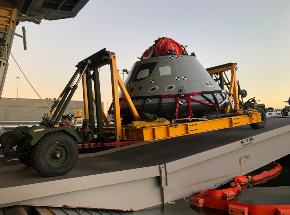 br/> Orion dự kiến mất khoảng 2 tuần để đi đến quỹ đạo Mặt Trăng. Tiếp theo, khoang phi hành đoàn của tàu vũ trụ sẽ trở lại Trái Đất, rơi xuống Thái Bình Dương vào ngày 10/10. Không có phi hành đoàn, Orion sẽ được điều khiển từ Trái Đất thông qua Mission Control Center. Chuyến bay sẽ có các hình nộm, gắn một số thiết bị để đo đạc độ phơi nhiễm bức xạ. Trong ảnh là một bản thử nghiệm của Orion. Ảnh: NASA.