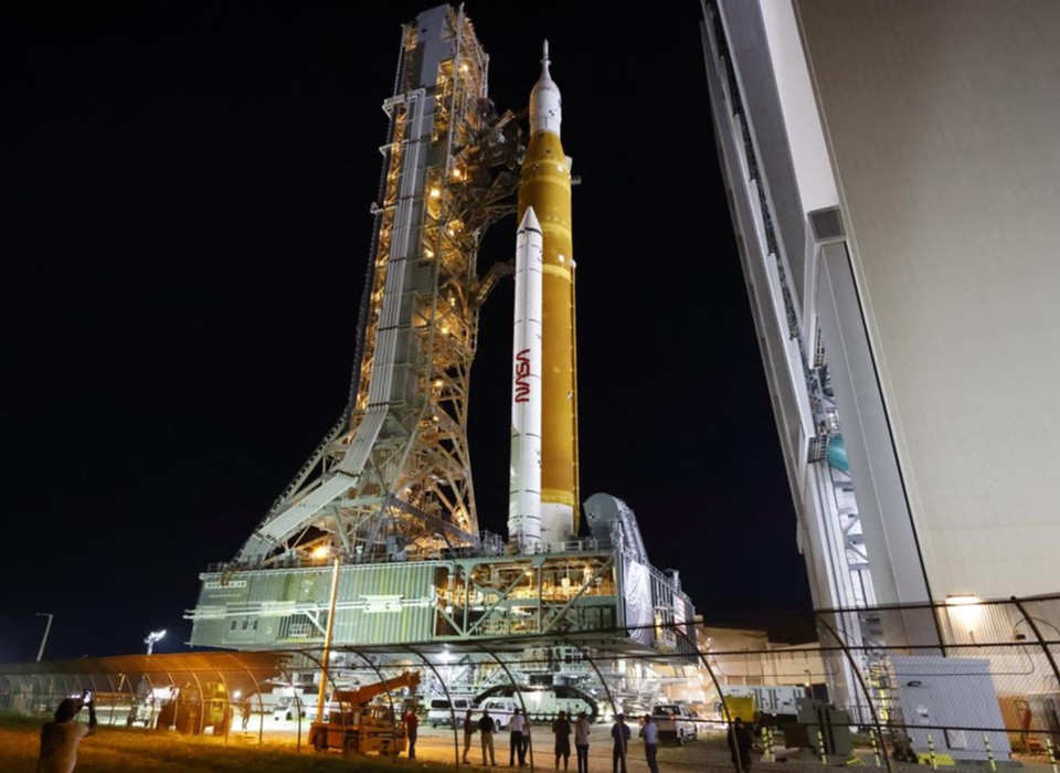 br/> Theo NASA, Mục tiêu của sứ mệnh là đưa người phụ nữ đầu tiên và người da màu đầu tiên lên Mặt Trăng. Thông qua dự án, NASA sẽ khám phá nhiều bề mặt Mặt Trăng và thiết lập sự hiện diện lâu dài đầu tiên tại nơi đây. Ảnh: AP.