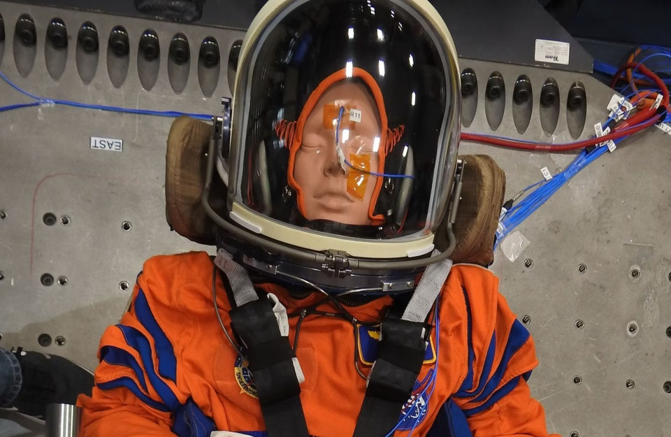 br/> Hình nộm để kiểm tra độ rung và hệ thống giảm xóc trên tàu vũ trụ Orion, dự kiến được sử dụng trong chuyến bay Artemis II có phi hành đoàn. Trong khi đó, mục tiêu của Artemis I là kiểm tra hiệu quả tấm chắn nhiệt trên khoang phi hành đoàn, thử nghiệm công nghệ hỗ trợ bằng giọng nói Callisto. Ảnh: NASA.