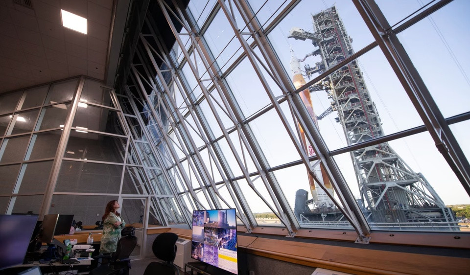 br/> Charlie Blackwell-Thompson, Giám đốc hoạt động phóng Artemis I ngắm tên lửa SLS từ phòng điểu khiển, khi bệ phóng di động rời khỏi Trung tâm Lắp ráp Phương tiện để đến bãi phóng 39B vào ngày 17/3, chuẩn bị bài thử nghiệm “wet dress”. Trong quá trình này, tên lửa được tiếp đầy nhiên liệu và kích hoạt quá trình đếm ngược cho đến 10 giây trước khi cất cánh. Ảnh: NASA.