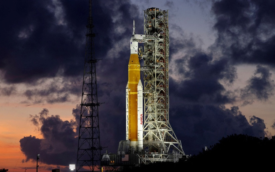 br/> Trong suốt thời gian sứ mệnh Artemis I diễn ra, một nhóm nhân viên NASA sẽ ở lại Trung tâm Điều khiển Sứ mệnh (Mission Control Center) 24 giờ một ngày. Trung tâm đã được tu sửa và cải tiến cho sự kiện đặc biệt này. Các đội ngũ nhân viên cũng được tập luyện cho khoảnh khắc lịch sử trong vòng 3 năm. Ảnh: Reuters.