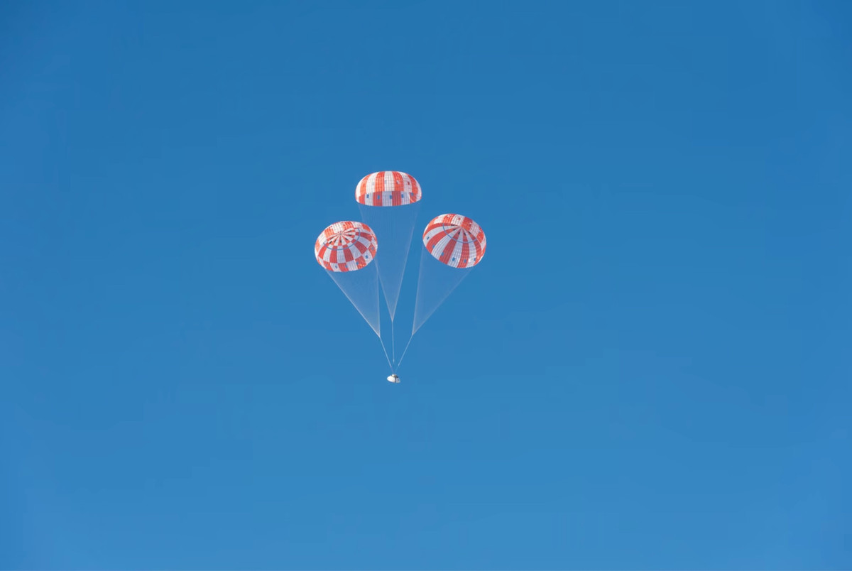 Bài kiểm tra hệ thống nhảy dù dành cho phi hành gia của Orion. Trong 8 lần thử nghiệm tại căn cứ Yuma Proving Ground của Lục quân Mỹ tại Arizona, các kỹ sư đánh giá hiệu quả hệ thống nhảy dù trong điều kiện hạ cánh bình thường, cũng như một số trường hợp khí động học có thể xảy ra để đảm bảo các phi hành gia hạ cánh an toàn. Ảnh: U.S. Army.