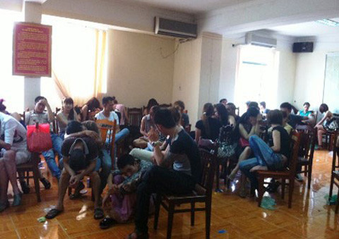 Trong 174 đối tượng bị tạm giữ có tới 74 người dương tính với ma tuý.