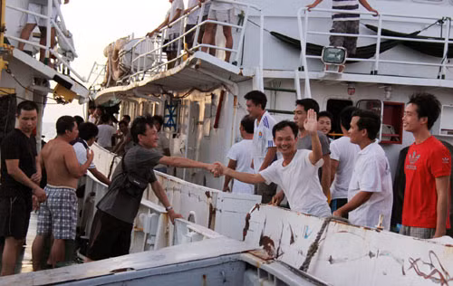 Những cái bắt tay và lời động viên khích lệ của các cán bộ, nhân viên kiểm ngư Việt Nam mỗi khi tàu cập mạn.