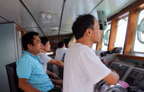 Cán bộ, nhân viện Tàu KN-762, Chi đội kiểm ngư 3 đang chỉ huy tàu thực hiện nhiệm vụ.