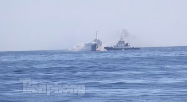 Tàu lai dắt đẩy ủi Hữu Liên 9 phun vòi rồng áp lực cao vào tàu KN22, khiến tàu này bị hư hại nặng, 4 kiểm ngư viên bị thương.