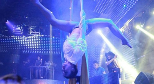 Vũ trường này thường xuyên tổ chức sự kiện với sự góp mặt của nhiều ca sĩ. Nơi đây cũng có nhiều cô gái nhảy mồi mặc rất "mát mẻ". Ảnh: Dân Việt.