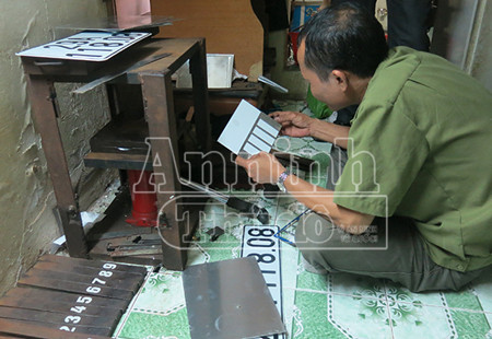 Ông Vinh đang thực hiện quá trình làm BKS giả.