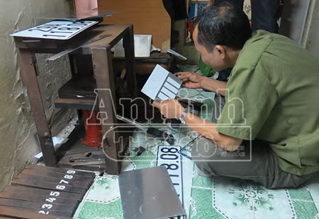 Ông Vinh đang thực hiện quá trình làm BKS giả.