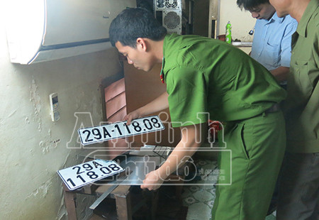 Một bộ BKS giả tìm thấy trong cơ sở của ông Vinh.