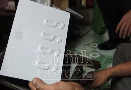 Biển tứ quý 9 với dấu nổi cảnh sát hiệu giống y như thật.