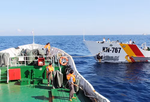 Các tàu Kiểm ngư Việt Nam bình tĩnh cập mạn để tiếp phẩm trên biển.