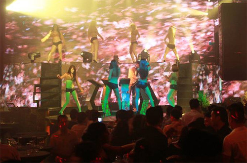 Next Top cũng là 1 trong những vũ trường khét tiếng, có quy mô lớn nhất của Hà Nội. Ngoài việc quảng cáo rượu trên 30 độ và nhiều lần cho biểu diễn phản cảm, vũ trường này còn chưa được cấp giấy chứng nhận đủ điều kiện về an ninh trật tự để hoạt động.