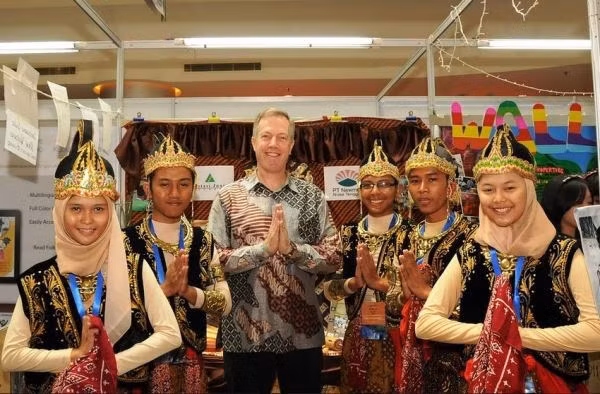 Tổng thống Mỹ Barack Obama ngày 15/5 cũng đã đề cử nhà ngoại giao chuyên nghiệp, Phó giáo sư Ted Osius làm Đại sứ Mỹ tại Việt Nam thay ông David Shear, người được đề cử làm Trợ lý Bộ trưởng Quốc phòng phụ trách khu vực Đông Á-Thái Bình Dương. Ông Ted Osius hiện là Phó giáo sư tại Đại học Chiến tranh Quốc gia ở Washington, là một nhà ngoại giao chuyên nghiệp.