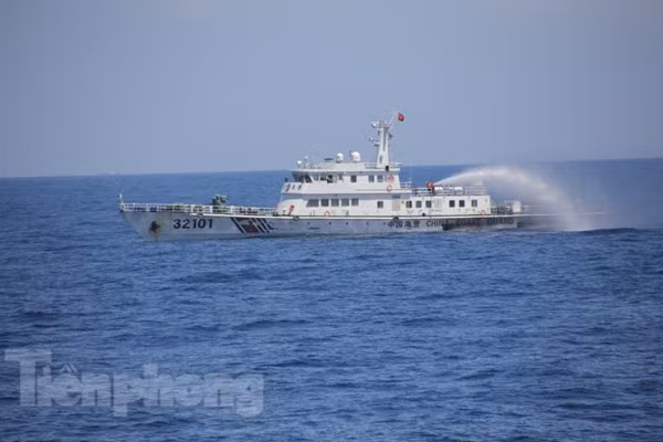 Tàu hải cảnh 32101 mở vòi rồng uy hiếp các tàu chấp pháp của Việt Nam.