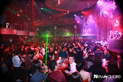 New Square là một trong những bar lớn nhất ở Hà Nội, với sức chứa vào khoảng 1.000 người, nằm trong Khách sạn Deawoo (360 Kim Mã - Ba Đình - Hà Nội).