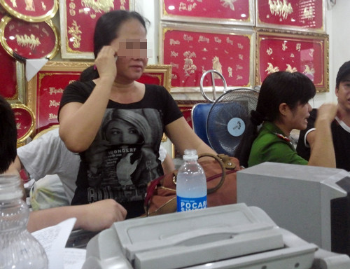 4. GĐ tiệm vàng Hoàng Mai phản pháo phát ngôn của Công an TP HCM. Trước thông tin của người phát ngôn Công an TP HCM về việc "tiệm vàng Hoàng Mai trước đây là điểm rút tiền, mua bán ngoại tệ liên quan đến băng nhóm tội phạm cờ bạc bịp gốc Philippines..., bà Nguyễn Thị Thanh Mai, Giám đốc công ty TNHH MTV XNK vàng Hoàng Mai (384, đường Bùi Hữu Nghĩa, phường 2, quận Bình Thạnh) đã lên tiếng phản ứng những thông tin này.